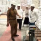 Bupati Pessel, Hendrajoni bersama Pimpinan Wilayah Bulog Sumbar, R Darma Wijaya saat meninjau gudang Bulog Sago. (Foto: Dok. Kominfo)