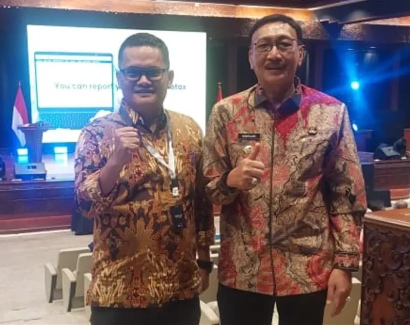 Bupati Pessel, Hendrajoni (kiri) bersama Kadis Kominfo Pessel, Wendi saat menghadiri Digital Trust360 Summit di Jakarta. (Foto: Dok. Kominfo)