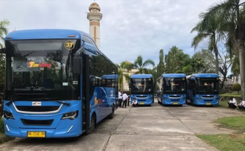 Perumda PSM menambah sepuluh unit armada baru Trans Padang yang dirancang lebih ramah bagi penyandang disabilitas. (Foto: Diskominfo Padang)