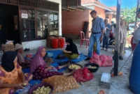Camat Sutera, Dailipal meninjau dapur umum untuk warga terdampak banjir di kecamatan itu. (Foto: Dok. Kominfo)