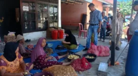 Camat Sutera, Dailipal meninjau dapur umum untuk warga terdampak banjir di kecamatan itu. (Foto: Dok. Kominfo)