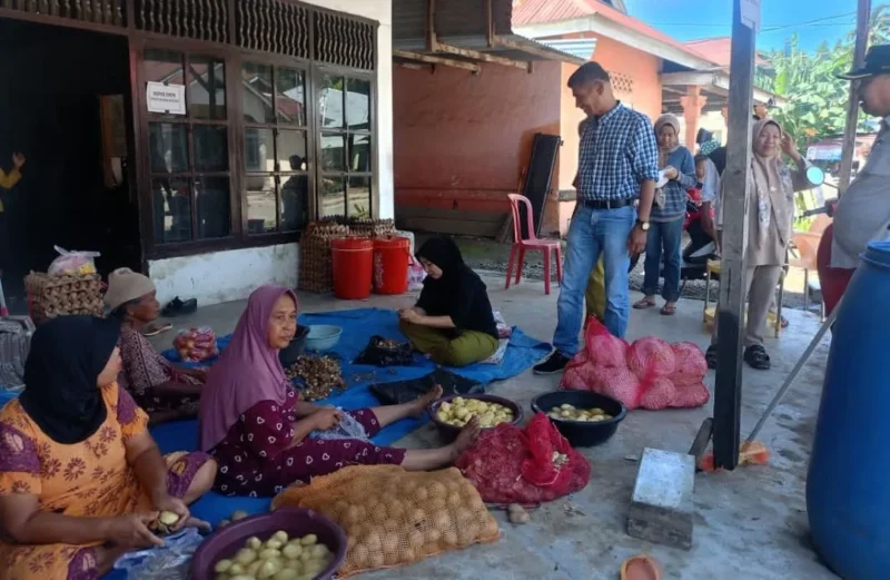 Camat Sutera, Dailipal meninjau dapur umum untuk warga terdampak banjir di kecamatan itu. (Foto: Dok. Kominfo)
