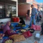 Camat Sutera, Dailipal meninjau dapur umum untuk warga terdampak banjir di kecamatan itu. (Foto: Dok. Kominfo)
