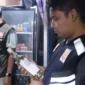 Kabid P3D Satpol PP Padang, Rio Ebu Pratama mengecek izi edar minuman berakohol di sebuah warung kawasan Jalan Veteran, Minggu (2/11/2025) dini hari. (Foto: Humas Satpol PP Padang)