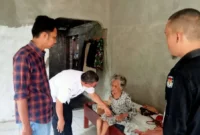 Tim Bawaslu Pessel temukan nenek usia di atas 100 tahun saat melakukan Coktas untuk Pemutakhiran Data Pemilih Berkelanjutan. (Foto: Dok. Humas Bawaslu)
