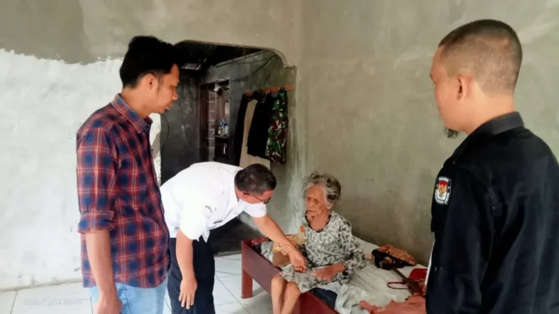 Tim Bawaslu Pessel temukan nenek usia di atas 100 tahun saat melakukan Coktas untuk Pemutakhiran Data Pemilih Berkelanjutan. (Foto: Dok. Humas Bawaslu)