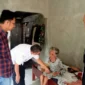 Tim Bawaslu Pessel temukan nenek usia di atas 100 tahun saat melakukan Coktas untuk Pemutakhiran Data Pemilih Berkelanjutan. (Foto: Dok. Humas Bawaslu)