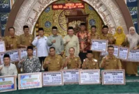 Wakil Wali Kota Padang Maigus Nasir usai penyerahan dana RT/RW dan lainnya di Masjid Darussalam, Kelurahan Mata Air, Kecamatan Padang, Senin (3/11/2025). (Foto: Prokopim Padang)