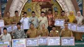 Wakil Wali Kota Padang Maigus Nasir usai penyerahan dana RT/RW dan lainnya di Masjid Darussalam, Kelurahan Mata Air, Kecamatan Padang, Senin (3/11/2025). (Foto: Prokopim Padang)