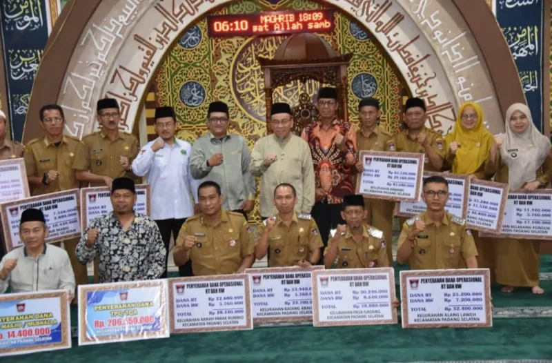 Wakil Wali Kota Padang Maigus Nasir usai penyerahan dana RT/RW dan lainnya di Masjid Darussalam, Kelurahan Mata Air, Kecamatan Padang, Senin (3/11/2025). (Foto: Prokopim Padang)