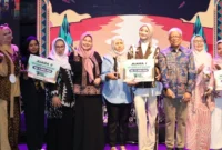 Dekranasda Kota Pariaman meraih Juara 1 Festival Batik Sumbar 2025 di Sawahlunto lewat karya batik motif kelapa bertema “Less But Enough”. (Foto: Kominfo Pariaman)