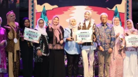 Dekranasda Kota Pariaman meraih Juara 1 Festival Batik Sumbar 2025 di Sawahlunto lewat karya batik motif kelapa bertema “Less But Enough”. (Foto: Kominfo Pariaman)