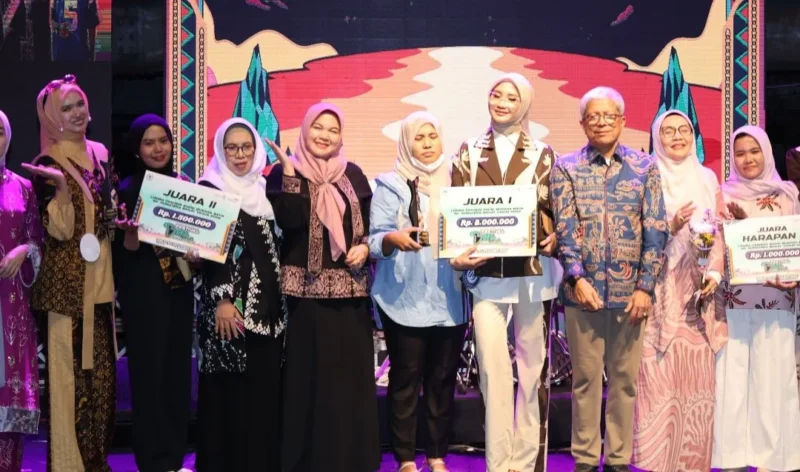 Dekranasda Kota Pariaman meraih Juara 1 Festival Batik Sumbar 2025 di Sawahlunto lewat karya batik motif kelapa bertema “Less But Enough”. (Foto: Kominfo Pariaman)