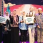Dekranasda Kota Pariaman meraih Juara 1 Festival Batik Sumbar 2025 di Sawahlunto lewat karya batik motif kelapa bertema “Less But Enough”. (Foto: Kominfo Pariaman)