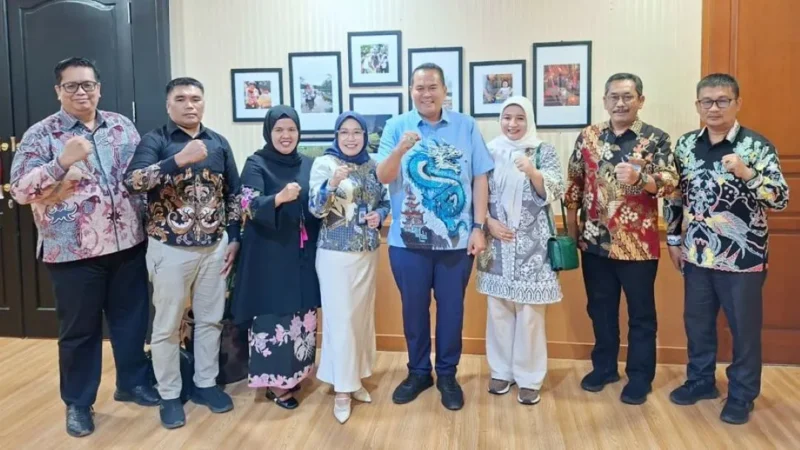 Wali Kota Pariaman Yota Balad melakukan audiensi dengan Dirjen GTKPG Kementerian Pendidikan Dasar dan Menengah RI, Prof. Dr. Nunuk Suryani, M.Pd, di Kantor Kemendikdasmen, Jakarta, Kamis (6/11/2025). (Foto: Kominfo Pariaman)