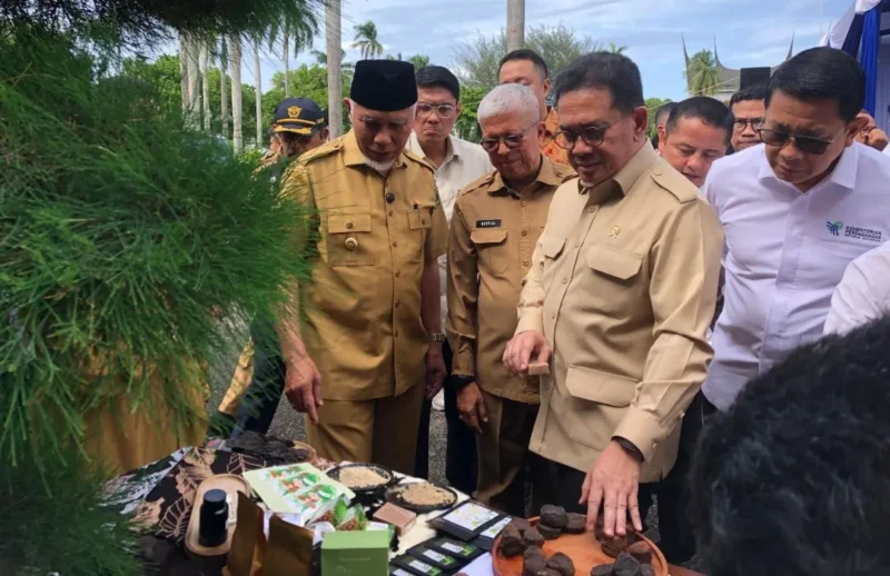 Menteri Perdagangan RI, Budi Santoso melepas ekspor 27 ton gambir Sumbar ke India di halaman Istana Gubernur Sumbar, Selasa (18/11/2025). (Foto: ADPSB)