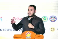 Wali Kota Padang, Fadly Amran memberikan sambutan dalam ajang Entrepreneurship Award IX Tahun 2025 yang digelar LLDIKTI Wilayah X di UPI Exhibition Hall UPI-YPTK Padang, Rabu (5/11/2025). (Foto: Prokopim Padang)