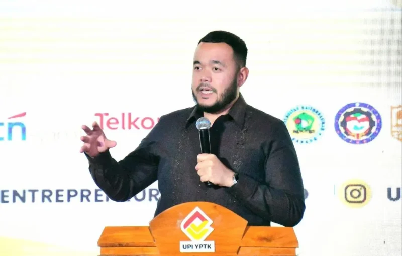 Wali Kota Padang, Fadly Amran memberikan sambutan dalam ajang Entrepreneurship Award IX Tahun 2025 yang digelar LLDIKTI Wilayah X di UPI Exhibition Hall UPI-YPTK Padang, Rabu (5/11/2025). (Foto: Prokopim Padang)