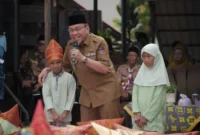 Wakil Wali Kota Padang Maigus Nasir berdialog dengan anak murid saat membuka Expo Pendidikan SD Negeri 13 Batu Gadang, Kecamatan Lubuk Kilangan, Selasa (4/11/2025). (Foto: Prokopim Padang)