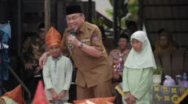 Wakil Wali Kota Padang Maigus Nasir berdialog dengan anak murid saat membuka Expo Pendidikan SD Negeri 13 Batu Gadang, Kecamatan Lubuk Kilangan, Selasa (4/11/2025). (Foto: Prokopim Padang)