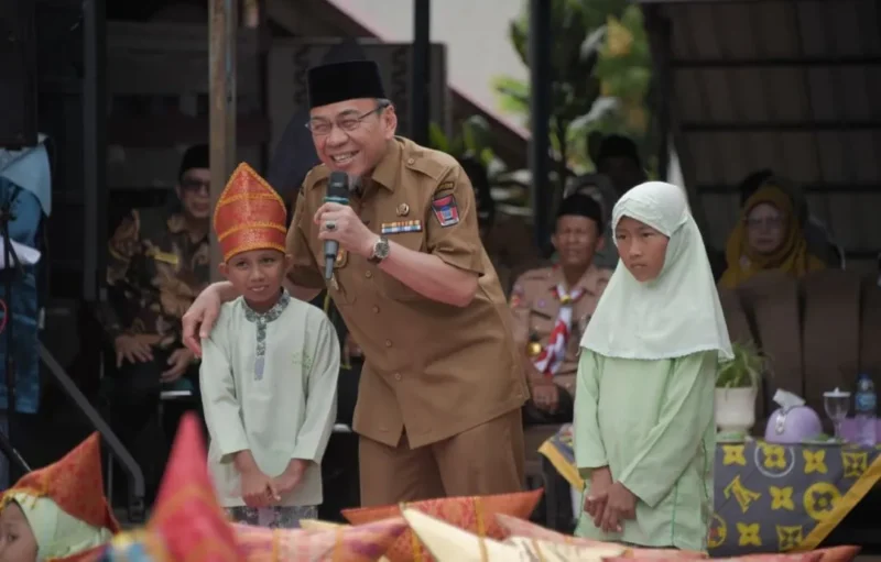 Wakil Wali Kota Padang Maigus Nasir berdialog dengan anak murid saat membuka Expo Pendidikan SD Negeri 13 Batu Gadang, Kecamatan Lubuk Kilangan, Selasa (4/11/2025). (Foto: Prokopim Padang)