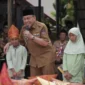 Wakil Wali Kota Padang Maigus Nasir berdialog dengan anak murid saat membuka Expo Pendidikan SD Negeri 13 Batu Gadang, Kecamatan Lubuk Kilangan, Selasa (4/11/2025). (Foto: Prokopim Padang)