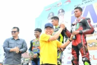 Wakil Wali Kota Padang, Maigus Nasir menyerahkan piala kepada pemenang FAM Road Race Championship, Minggu (16/11/2025). (Foto: Prokopim Padang)