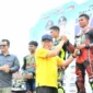 Wakil Wali Kota Padang, Maigus Nasir menyerahkan piala kepada pemenang FAM Road Race Championship, Minggu (16/11/2025). (Foto: Prokopim Padang)