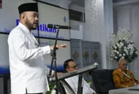 Wali Kota Padang Fadly Amran menyampaikan arahan saat pelantikan Dewan Pengawas Perumda AM Kota Padang di Rumah Dinas Wali Kota, Jumat (31/10/2025). (Foto: Diskominfo Padang)