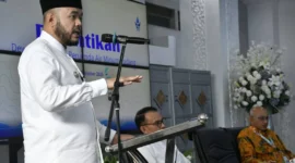 Wali Kota Padang Fadly Amran menyampaikan arahan saat pelantikan Dewan Pengawas Perumda AM Kota Padang di Rumah Dinas Wali Kota, Jumat (31/10/2025). (Foto: Diskominfo Padang)