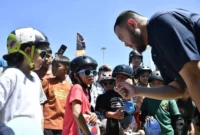 Wali Kota Padang Fadly Amran berbincang dengan para skaters cilik yang hadir di event Padang Skateland 2025 di kawasan Pantai Padang, Sabtu (1/11/2025). (Foto: Diskominfo Padang)