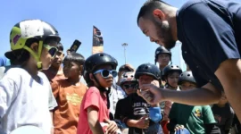 Wali Kota Padang Fadly Amran berbincang dengan para skaters cilik yang hadir di event Padang Skateland 2025 di kawasan Pantai Padang, Sabtu (1/11/2025). (Foto: Diskominfo Padang)
