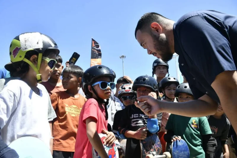 Wali Kota Padang Fadly Amran berbincang dengan para skaters cilik yang hadir di event Padang Skateland 2025 di kawasan Pantai Padang, Sabtu (1/11/2025). (Foto: Diskominfo Padang)