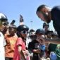 Wali Kota Padang Fadly Amran berbincang dengan para skaters cilik yang hadir di event Padang Skateland 2025 di kawasan Pantai Padang, Sabtu (1/11/2025). (Foto: Diskominfo Padang)