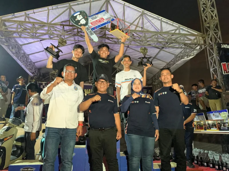 Event Drag Bike IMI Pasbar 2025 sukses digelar di sirkuit nonpermanen Bandara Pusako Anak Nagari, Minggu (2/11). (Foto: Kominfo Pasbar)