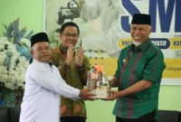 Kepala SMK-SMAK Padang Nasir menyerahkan cenderamata kepada Gubernur Sumbar Mahyeldi. (Foto: Humas SMAKPA)