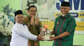 Kepala SMK-SMAK Padang Nasir menyerahkan cenderamata kepada Gubernur Sumbar Mahyeldi. (Foto: Humas SMAKPA)