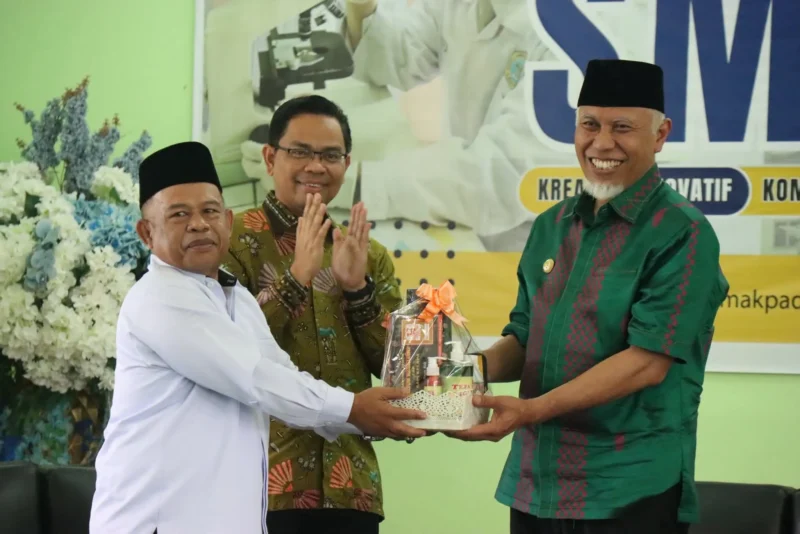 Kepala SMK-SMAK Padang Nasir menyerahkan cenderamata kepada Gubernur Sumbar Mahyeldi. (Foto: Humas SMAKPA)