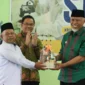 Kepala SMK-SMAK Padang Nasir menyerahkan cenderamata kepada Gubernur Sumbar Mahyeldi. (Foto: Humas SMAKPA)