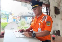 Afrizul, penjaga pintu perlintasan kereta api di Lubuk Buaya, Padang. (Foto: Diskominfo Padang)
