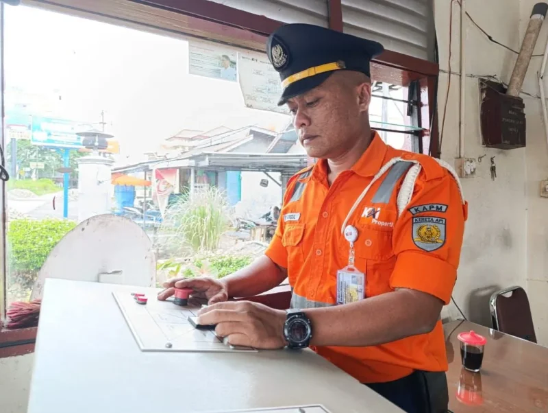 Afrizul, penjaga pintu perlintasan kereta api di Lubuk Buaya, Padang. (Foto: Diskominfo Padang)