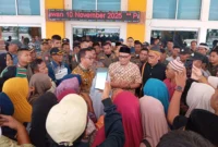 Sekda Pasbar Doddy San Ismail menemui masyarakat Mandiangin di lobi kantor bupati. (Foto: Diskominfo Pasbar)