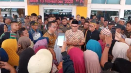 Sekda Pasbar Doddy San Ismail menemui masyarakat Mandiangin di lobi kantor bupati. (Foto: Diskominfo Pasbar)