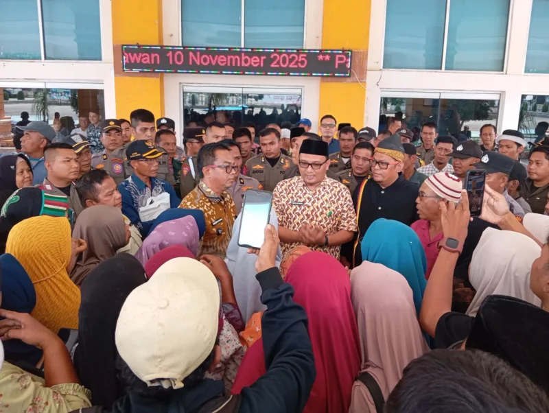 Sekda Pasbar Doddy San Ismail menemui masyarakat Mandiangin di lobi kantor bupati. (Foto: Diskominfo Pasbar)