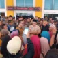 Sekda Pasbar Doddy San Ismail menemui masyarakat Mandiangin di lobi kantor bupati. (Foto: Diskominfo Pasbar)