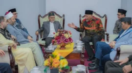 Gubernur Sumbar Mahyeldi Ansharullah menyambut para peserta Konferensi Wakaf Internasional 2025 dalam gala dinner di Auditorium Gubernuran, Jumat (14/11/2025). (Foto: ADPSB)