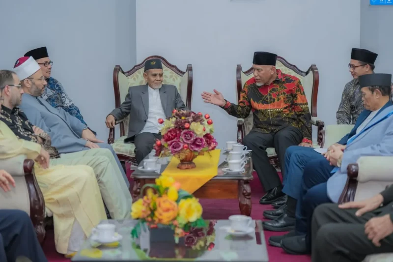 Gubernur Sumbar Mahyeldi Ansharullah menyambut para peserta Konferensi Wakaf Internasional 2025 dalam gala dinner di Auditorium Gubernuran, Jumat (14/11/2025). (Foto: ADPSB)