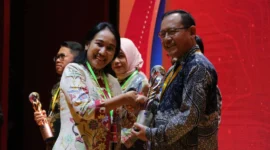 Sekretaris Utama BIG, Belinda Arunarwati Margono menyerahkan penghargaan kepada Wali Kota Payakumbuh Zulmaeta di Auditorium Perpustakaan Nasional RI, Selasa (18/11/2025). (Foto: MC Payakumbuh)
