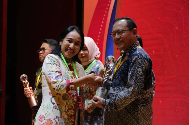 Sekretaris Utama BIG, Belinda Arunarwati Margono menyerahkan penghargaan kepada Wali Kota Payakumbuh Zulmaeta di Auditorium Perpustakaan Nasional RI, Selasa (18/11/2025). (Foto: MC Payakumbuh)