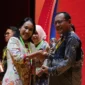 Sekretaris Utama BIG, Belinda Arunarwati Margono menyerahkan penghargaan kepada Wali Kota Payakumbuh Zulmaeta di Auditorium Perpustakaan Nasional RI, Selasa (18/11/2025). (Foto: MC Payakumbuh)